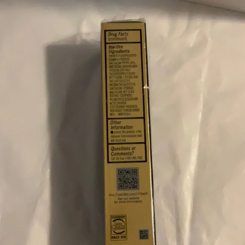 Cle de peau beaute radiant cream foundation 090 very deep ocher